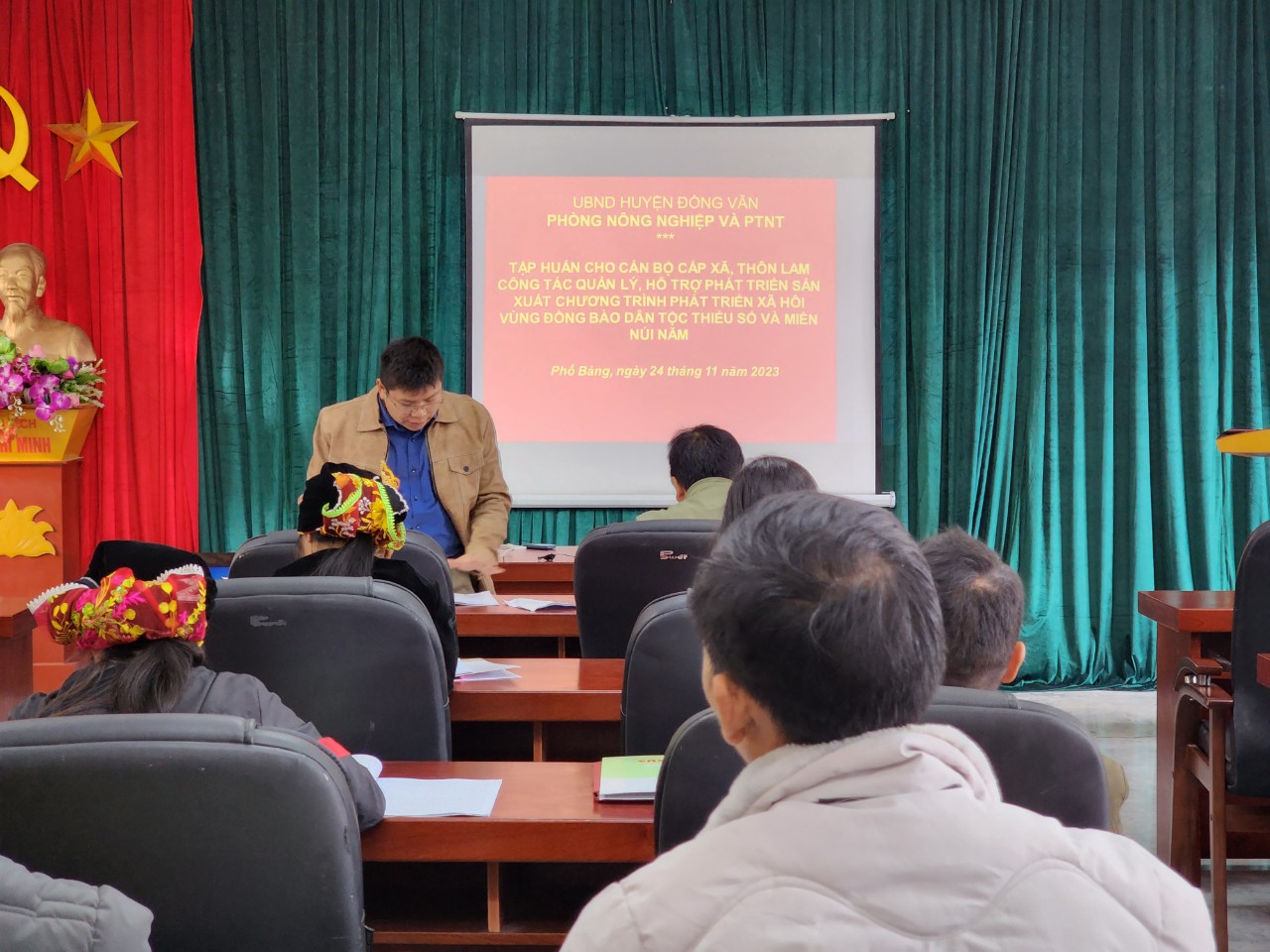 Phòng nông nghiệp và phát triển nông thôn huyện Đồng Văn mở lớp tập huấn cụm về các chính sách liên quan đến Chương trình vùng đồng bào dân tộc thiểu số và miền núi có liên quan đến lĩnh vực phát triển sản xuất Nông lâm nghiệp tại thị trấn Phố Bảng.